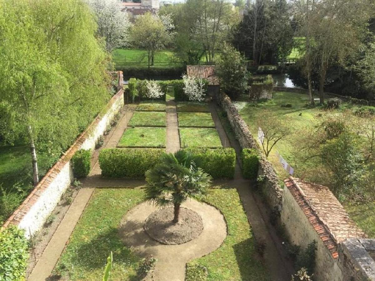 Апартаменты Les Jardins De La Seugne Жонзак Экстерьер фото